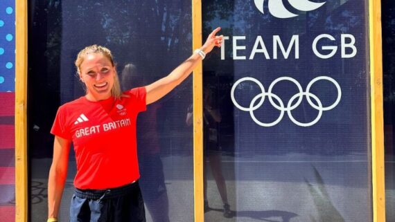 Atleta mostra símbolo de equipe britânica (foto: Reprodução / redes sociais )