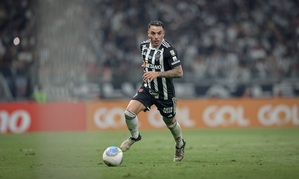 Saravia em lance com bola dominada (foto: Pedro Souza/Atlético)