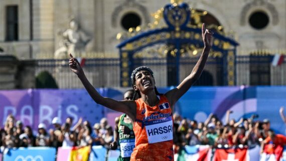 Sifan Hassan venceu a maratona nos Jogos Olímpicos de Paris (foto: Andrej ISAKOVIC/AFP)