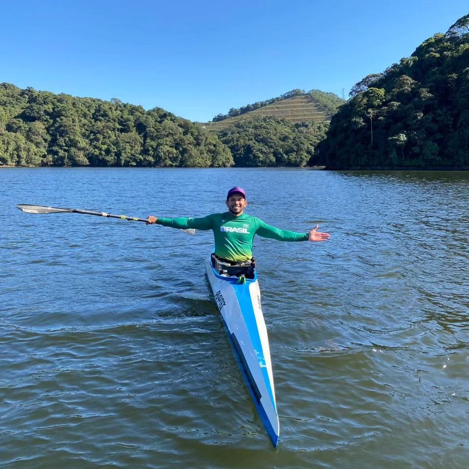 Luis Carlos com os braços abertos (foto: Reprodução/Instagram)
