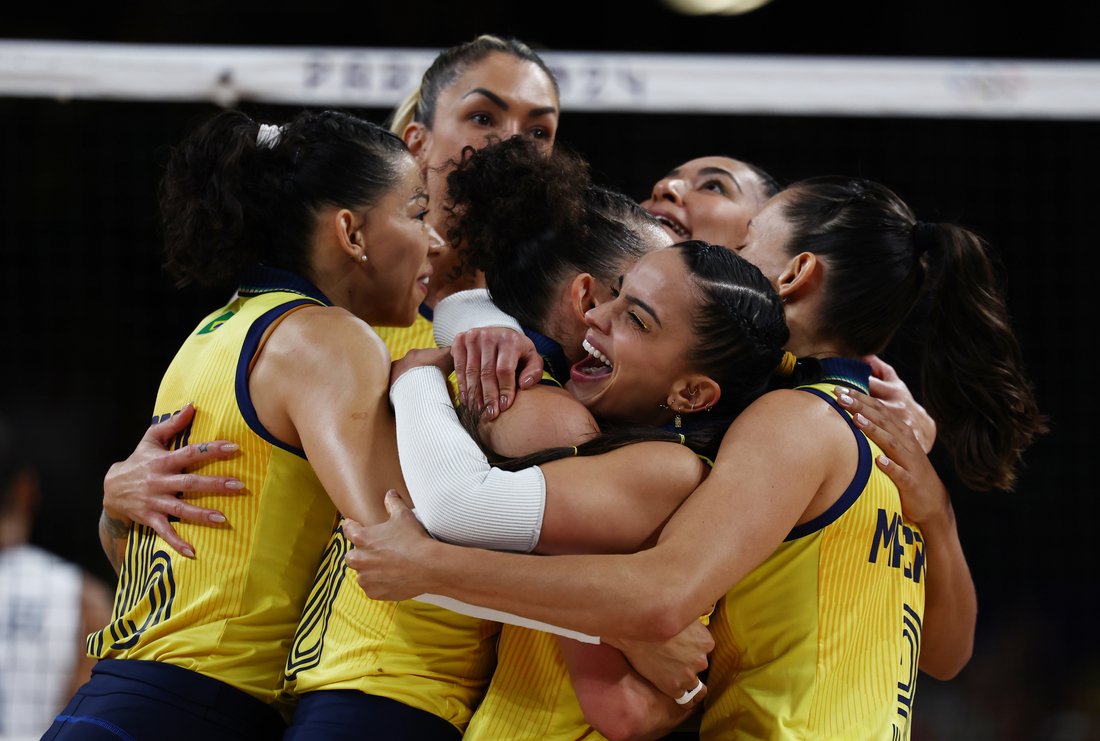 Jogadoras do Brasil celebram ponto diante da República Dominicana (foto: LUIZA MORAES/COB)