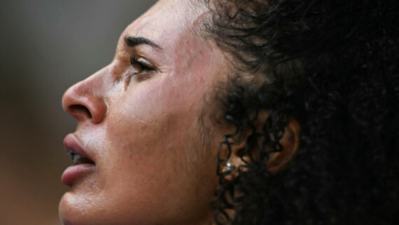 Valdileia Martins chora ao torcer o tornozelo esquerdo (foto: BEN STANSALL/AFP)