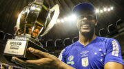 Leal com a taça da Superliga 2017/2018 (foto: Wander Roberto/Inovafoto/CBV)