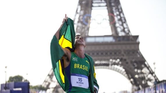 Caio Bonfim festeja medalha (foto: Alexandre Loureiro/COB)