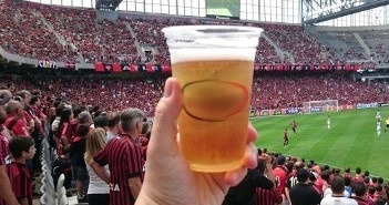 Cerveja na Ligga Arena, do Athletico-PR, custa de R$ 10 a R$ 15 (foto: Filipi Oliveira/Câmara Municipal de Curitiba)