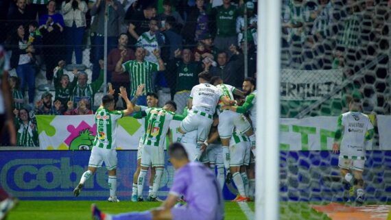 Jogadores do Juventude comemorando gol marcado contra o Fluminense (foto: Divulgação / Juventude)