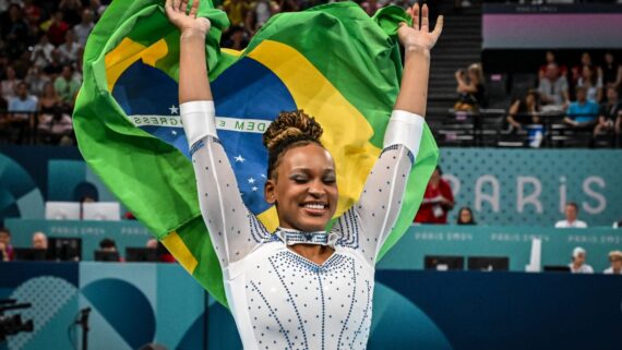 Rebeca Andrade com a bandeira do Brasil (foto: Leandro Couri/EM/D.A Press)