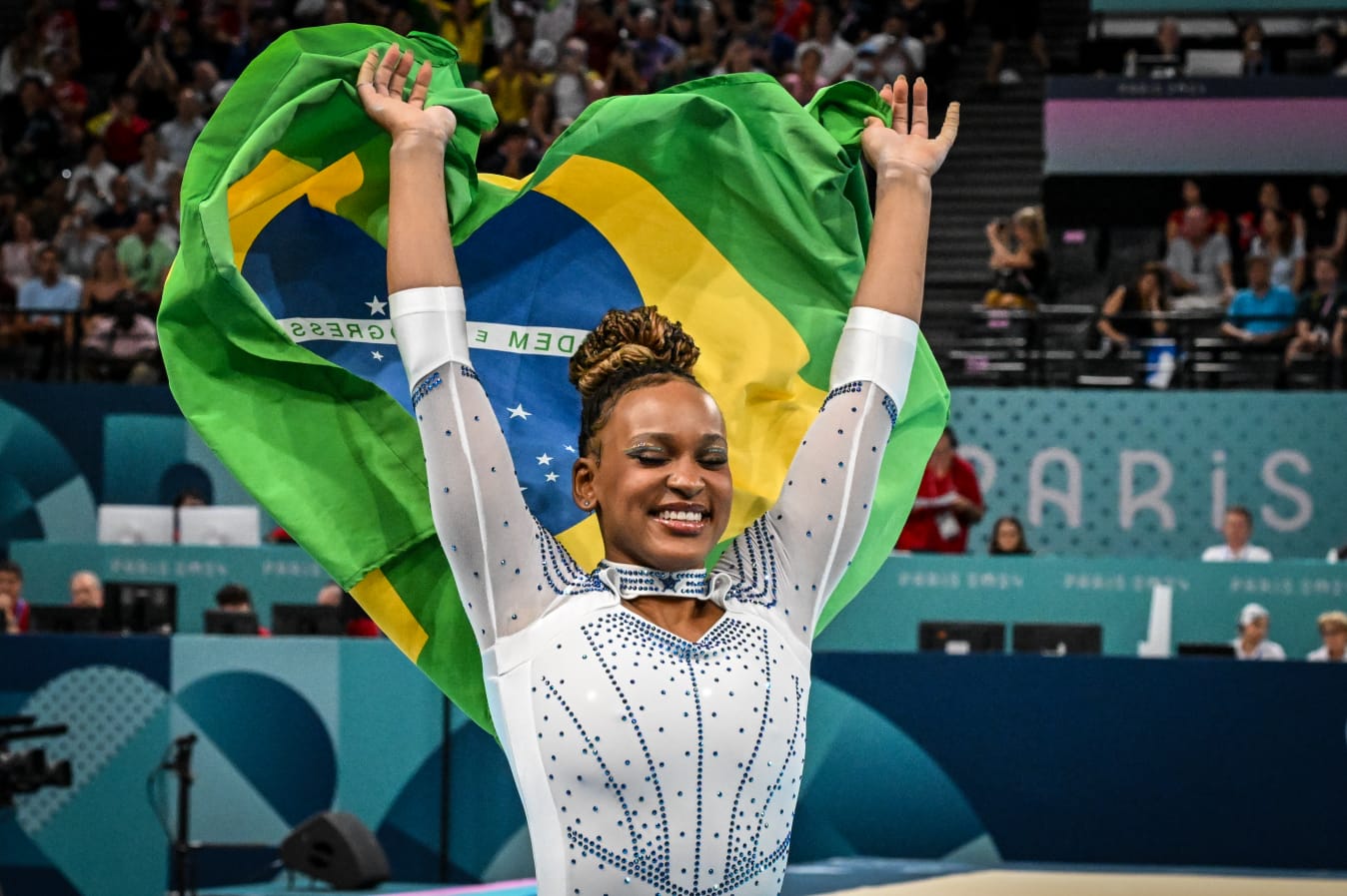 Rebeca Andrade é prata e iguala maiores medalhistas da história do Brasil - 