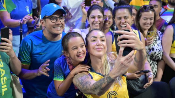 Thaísa tira foto com a torcida brasileira depois da vitória sobre a República Dominicana (foto: Leandro Couri/EM/D.A Press)