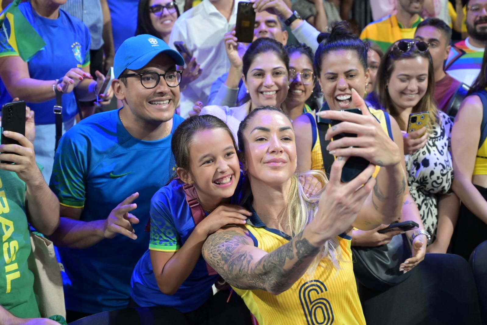 Thaísa tira foto com a torcida brasileira depois da vitória sobre a República Dominicana (foto: Leandro Couri/EM/D.A Press)