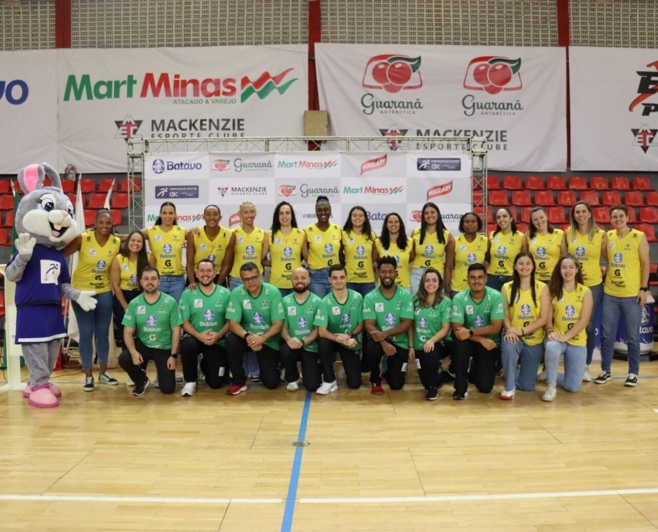 Time de vôlei do Mackenzie posa para foto (foto: Mackenzie/Divulgação)