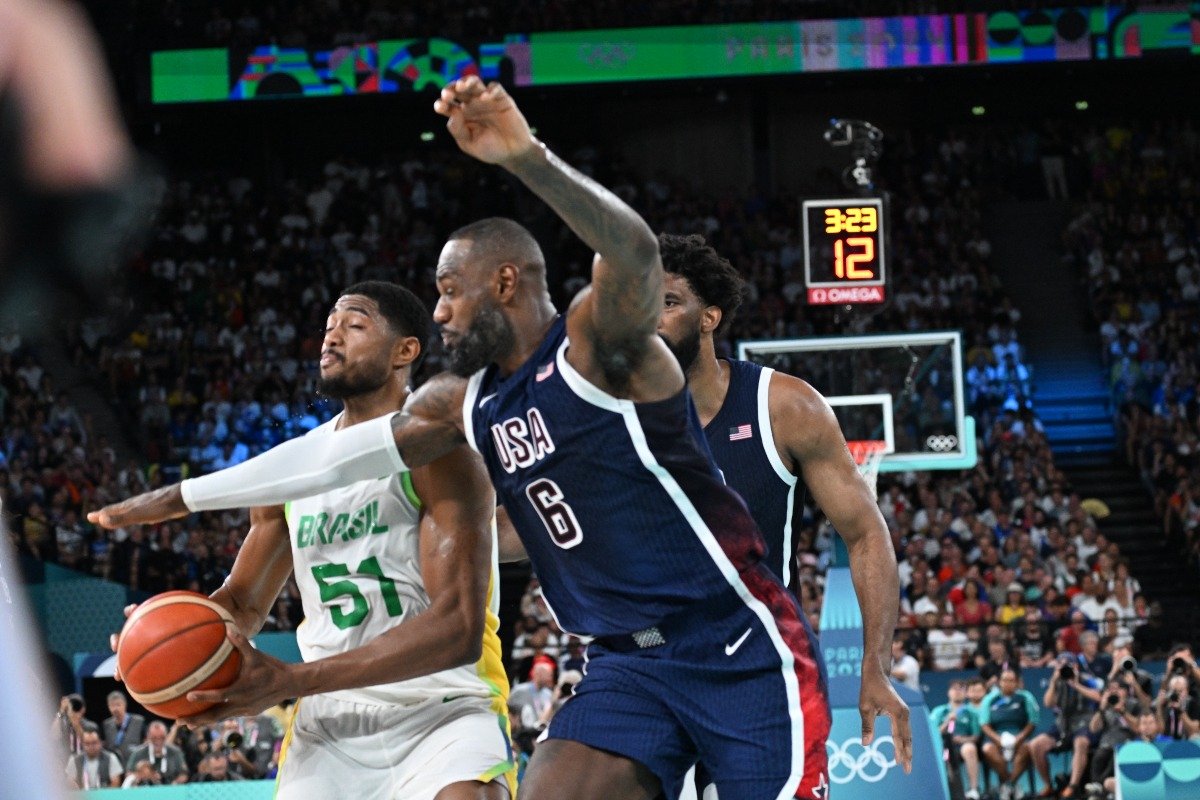 Bruno Caboclo sendo marcado por LeBron James (foto: Leandro Couri/EM/D.A Press)