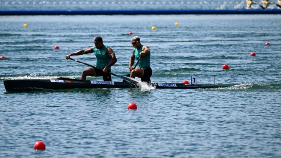 Jacky Godmann e Isaquias Queiroz ficaram em último lugar na final do C2 500m em Paris (foto: Leandro Couri/EM/D.A Press)