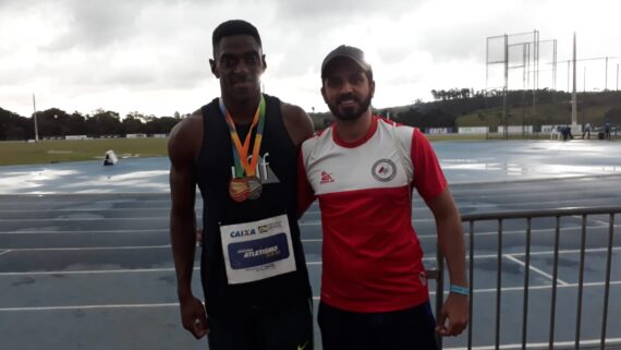 Finalista no lançamento de dardo em Paris, Luiz Maurício ao lado do técnico Jefferson Verbena (foto: Jefferson Verbena/Arquivo pessoal)