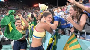 Mineira de Espinosa, Ana Patrícia festeja ida à final do vôlei de praia ao lado de Duda - Crédito: 