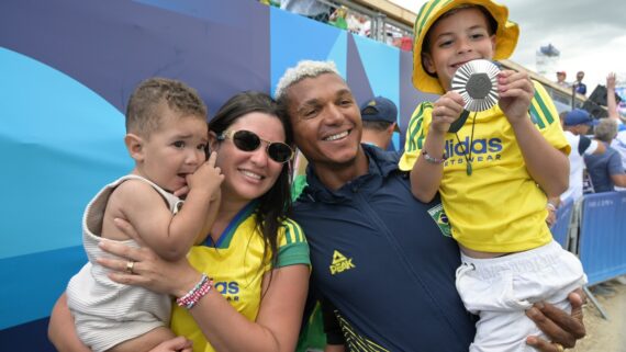 Isaquias Queiroz comemora com a esposa e os filhos a conquista da prata em Paris (foto: Leandro Couri/EM/D.A Press)