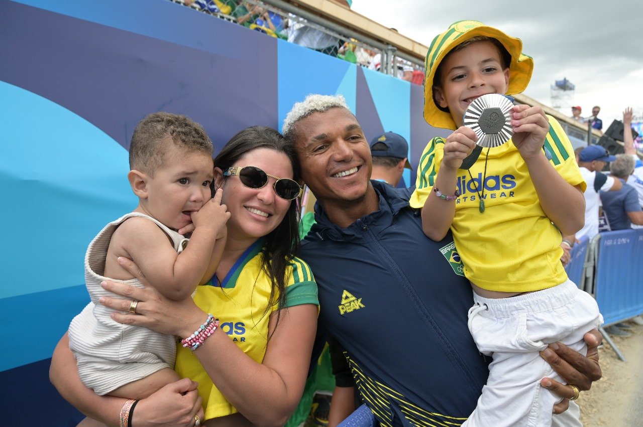 Isaquias Queiroz comemora com a esposa e os filhos a conquista da prata em Paris (foto: Leandro Couri/EM/D.A Press)