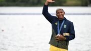 Isaquias comemora a prata na canoagem velocidade C1 1000m em Paris (foto: Leandro Couri/EM/D.A Press)