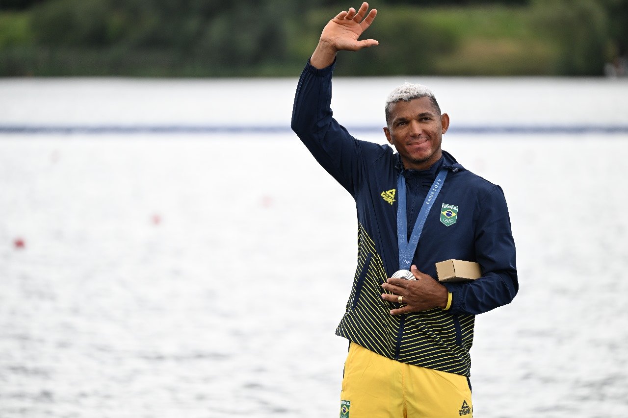 Isaquias comemora a prata na canoagem velocidade C1 1000m em Paris (foto: Leandro Couri/EM/D.A Press)