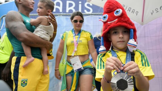 Isaquias Queiroz com a esposa e os dois filhos (foto: Leandro Couri/EM/D. A Press)