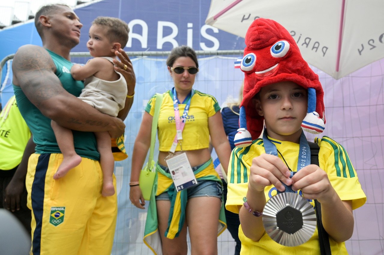 Isaquias Queiroz com a esposa e os dois filhos (foto: Leandro Couri/EM/D. A Press)