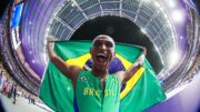 Alison dos Santos celebra bronze no Stade de France (foto: Wander Roberto/COB)