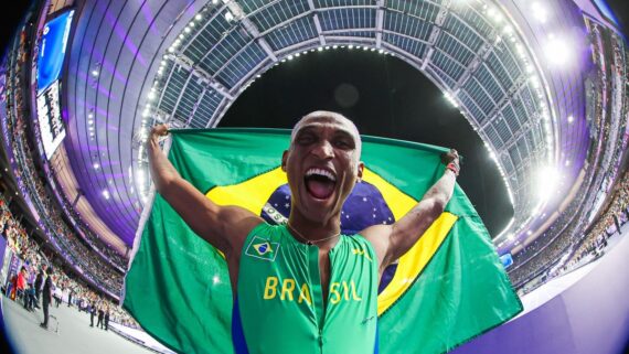 Alison dos Santos celebra bronze no Stade de France (foto: Wander Roberto/COB)