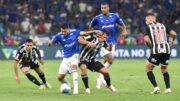 William, do Cruzeiro, e Alan Franco, do Atlético, em disputa de bola no Mineirão (foto: Ramon Lisboa/EM/D.A Press)