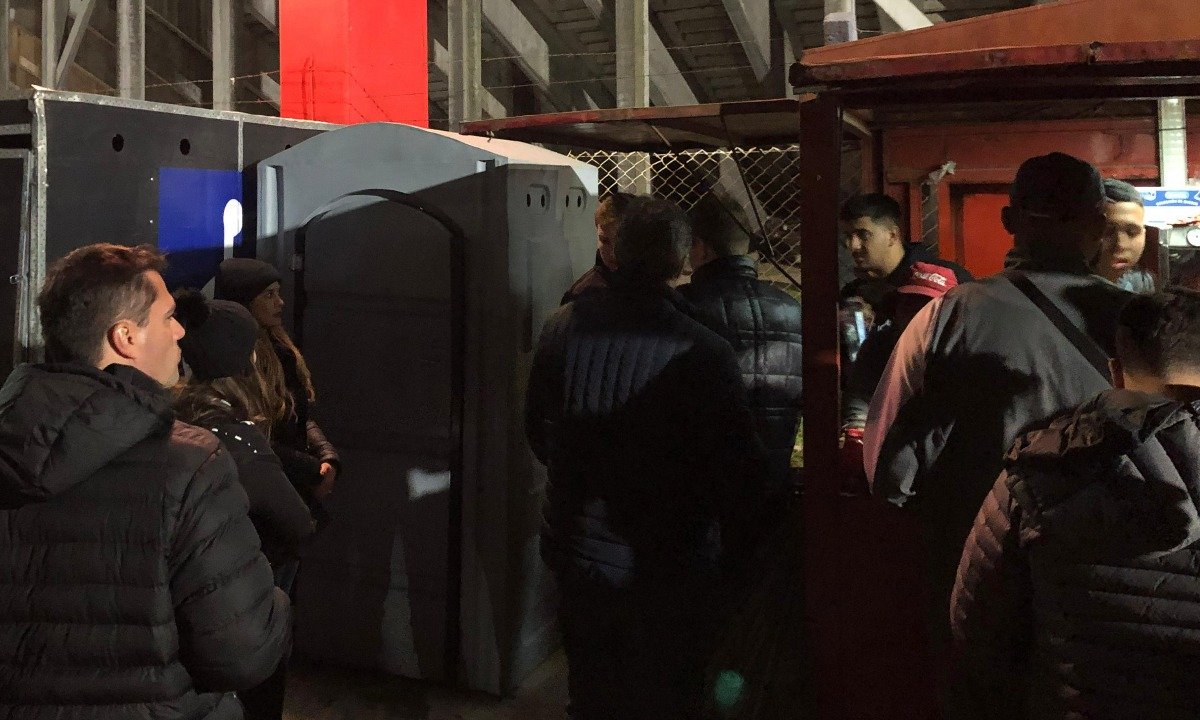 Torcedores do Atlético na fila do banheiro no Nuevo Gasómetro (foto: Luiz Henrique Campos/EM/D.A.Press)