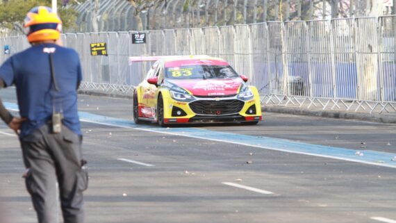 Carro da Stock car no entorno do Mineirão (foto: Edésio Ferreira/EM/D.A Press)