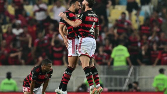 Jogadores do Flamengo comemorando (foto: Pablo PORCIUNCULA / AFP)