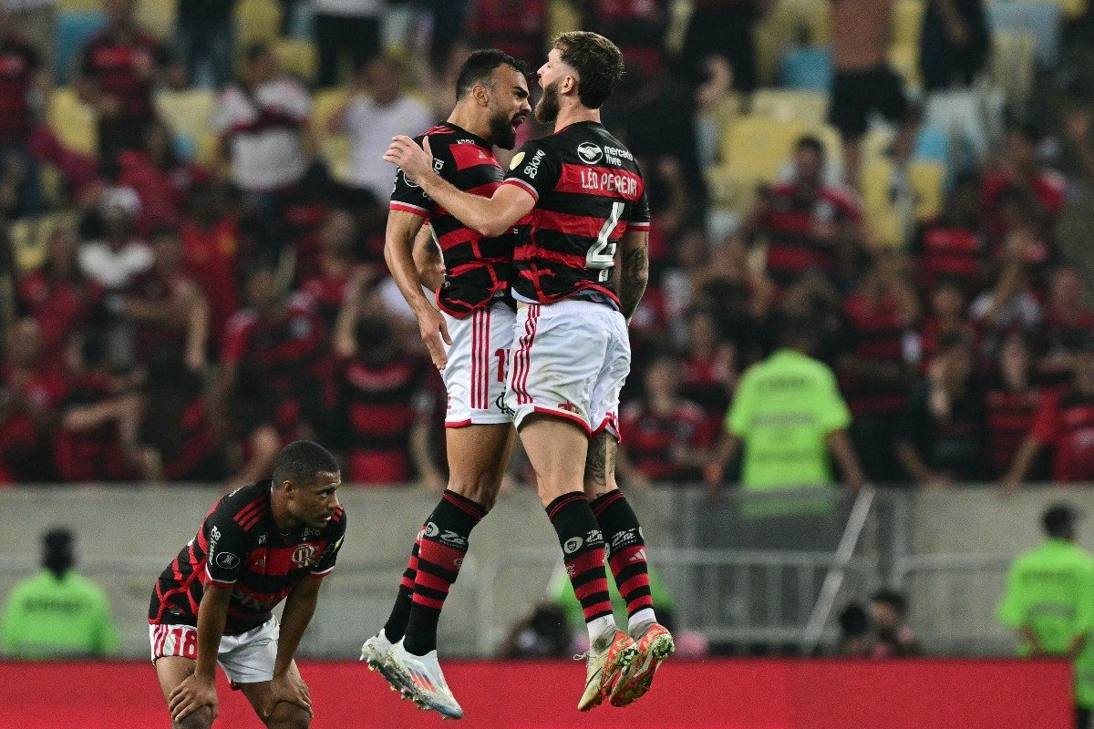 Jogadores do Flamengo comemorando (foto: Pablo PORCIUNCULA / AFP)