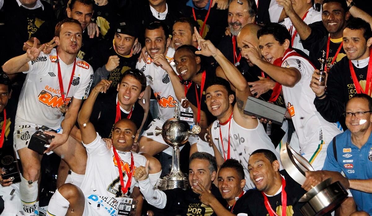 Elenco do Santos celebra a Libertadores de 2011 (foto: AFP PHOTO / Nelson ALMEIDA)