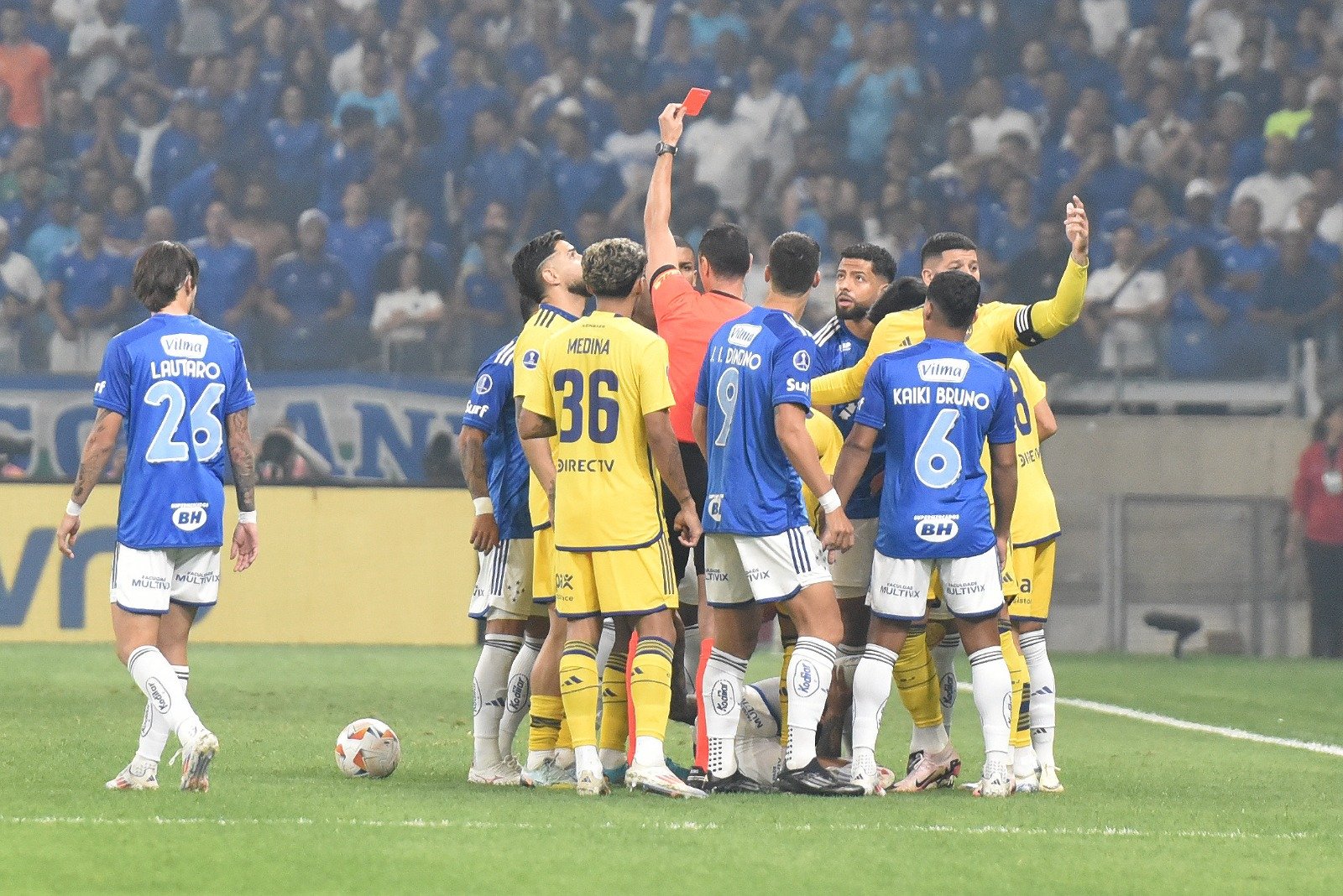 Wilmar Roldán expulsou Advíncula, do Boca Juniors, por falta em Lucas Romero, do Cruzeiro (foto: Ramon Lisboa/EM D.A Press)