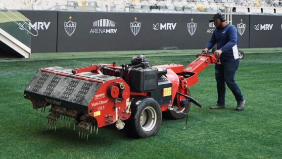 Atlético realiza 'trabalho intensivo' no gramado da Arena MRV (foto: Pedro Click/Galo)