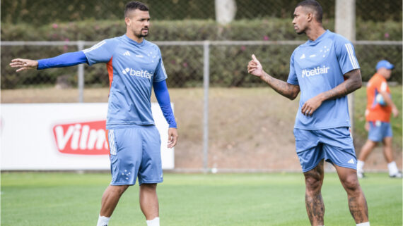 Zé Ivaldo e Walace conversam em treino do Cruzeiro (foto: Gustavo Aleixo/Cruzeiro)