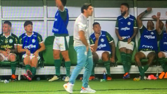 Abel Ferreira, técnico do Palmeiras, com a mão nas partes íntimas (foto: Reprodução)