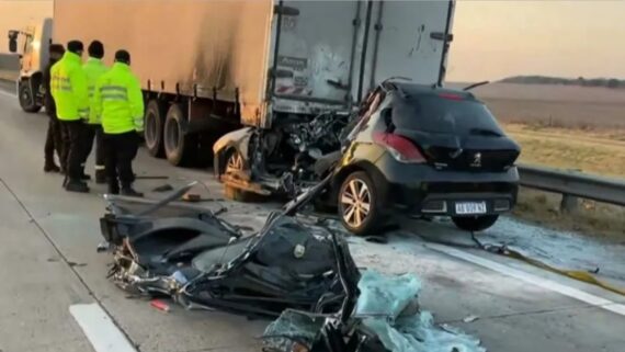 Carro embaixo de caminhão após acidente (foto: Reprodução)