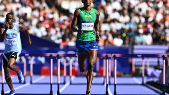 Em Paris 2024, Alison dos Santos busca a segunda medalha olímpica nos 400m com barreiras (foto: JEWEL SAMAD/AFP)