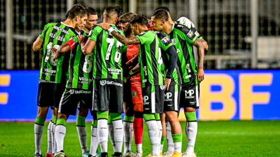 América em jogo da Série B (foto: Mourão Panda/América)