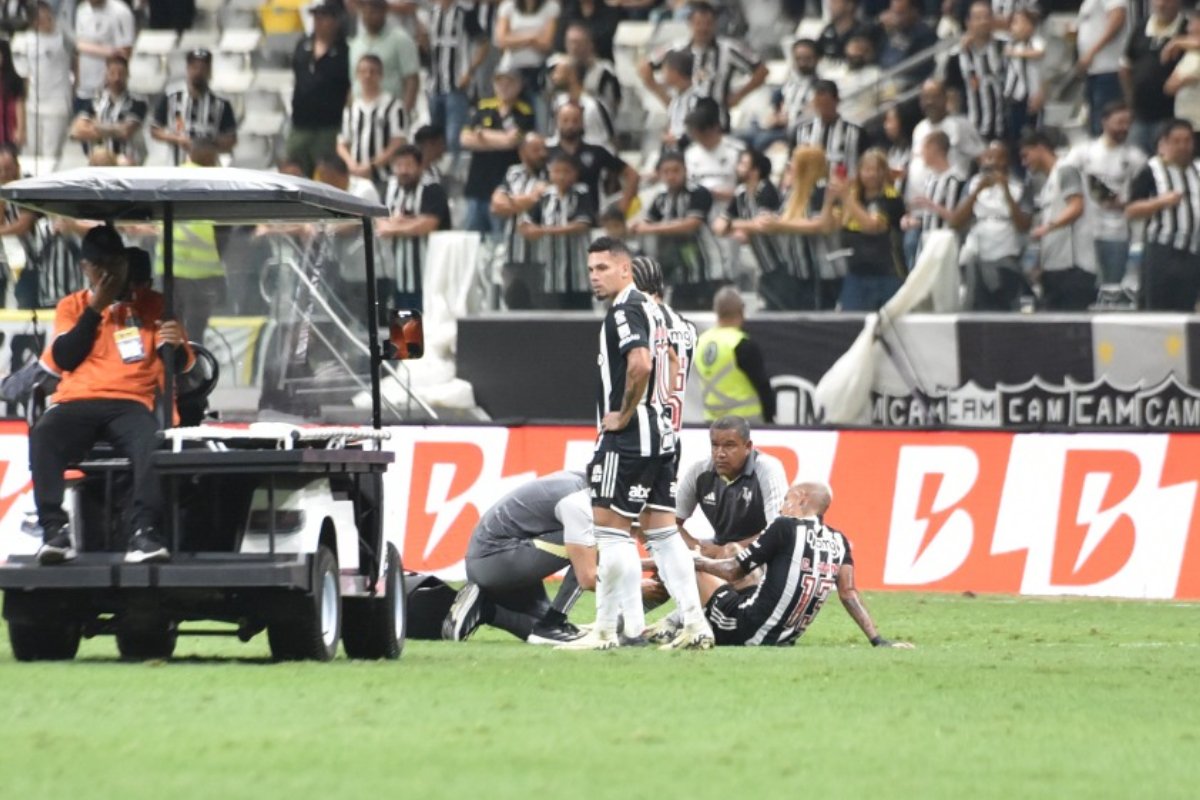 Guilherme Arana sendo entendido pelo médico do Atlético (foto: Ramon Lisboa/EM/DA.Press)