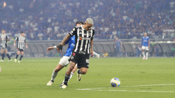 Arana em ação pelo Atlético durante clássico contra o Cruzeiro (foto: Edésio Ferreira/EM/D.A Press)