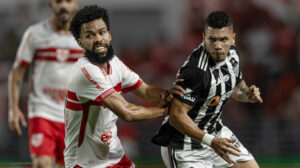 Atlético e CRB empataram por 2 a 2 no jogo de ida das oitavas da Copa do Brasil - Crédito: 