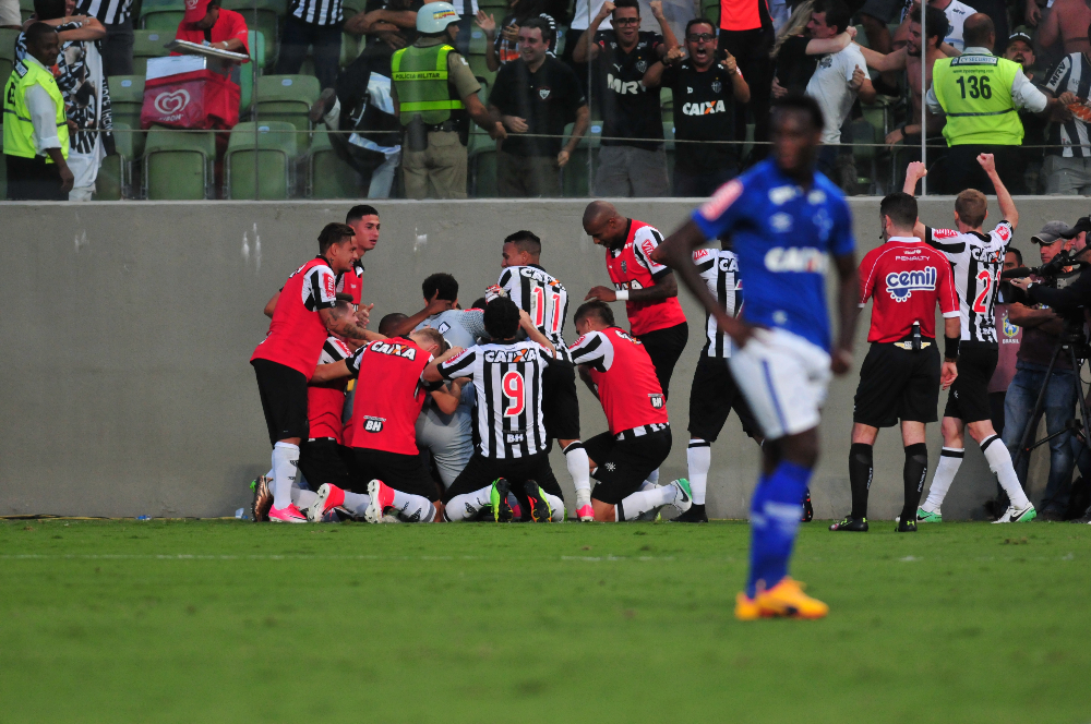 Jogadores do Atlético comemoram gol sobre o Cruzeiro na final do Campeonato Mineiro de 2017 - (foto: Ramon Lisboa/EM/D.A Press)