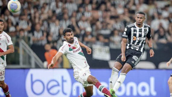 Finalização de Alisson, do Atlético, em duelo contra o Fluminense (foto: Pedro Souza/Atlético)