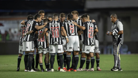 Jogadores do Atlético reunidos antes de duelo contra o CRB (foto: Pedro Souza/Atlético)