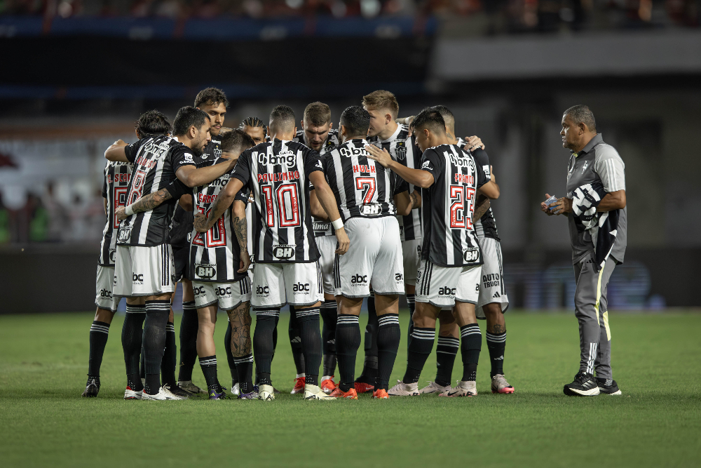 Jogadores do Atlético se reuniram antes do duelo contra o CRB - ​​​​(foto: Pedro Souza/Atlético)