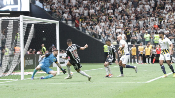 Gol de Paulinho pelo Atlético diante do Rosario Central na Arena MRV (foto: Edésio Ferreira/EM/D.A Press)