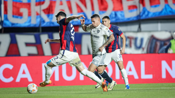 Paulinho em ação durante duelo entre San Lorenzo e Atlético pela Libertadores (foto: Pedro Souza/Atlético)