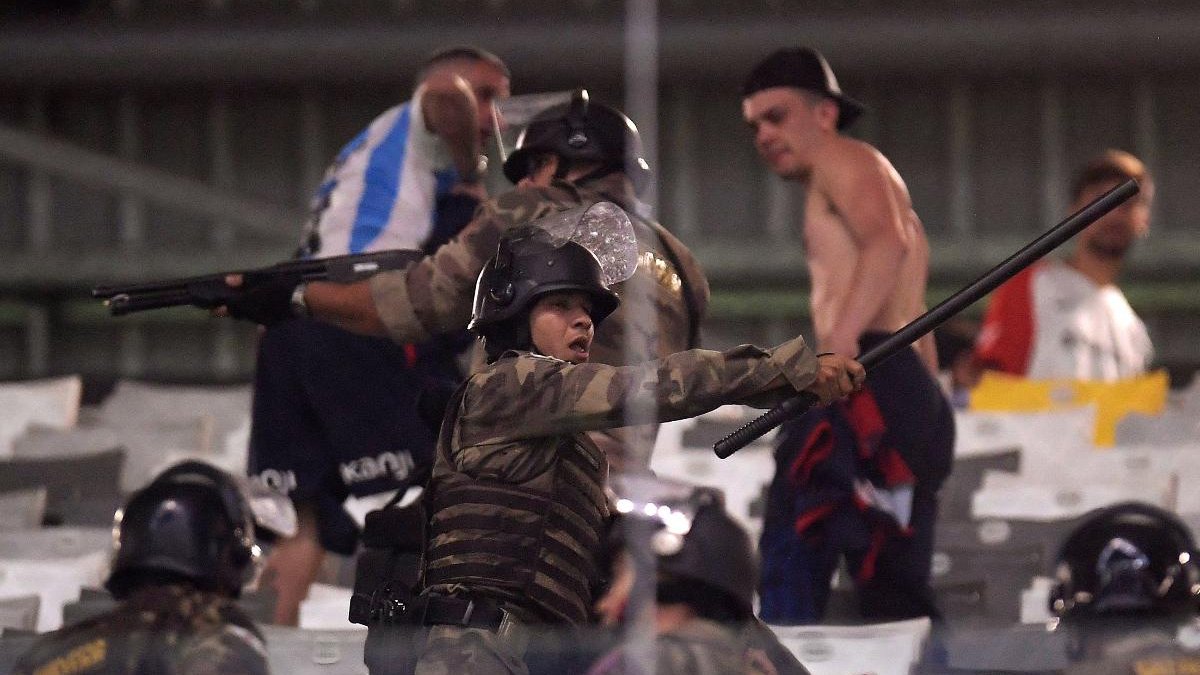 Torcedores do San Lorenzo e PMMG brigaram na Arena MRV durante jogo contra o Atlético (foto: Douglas Magno/AFP)